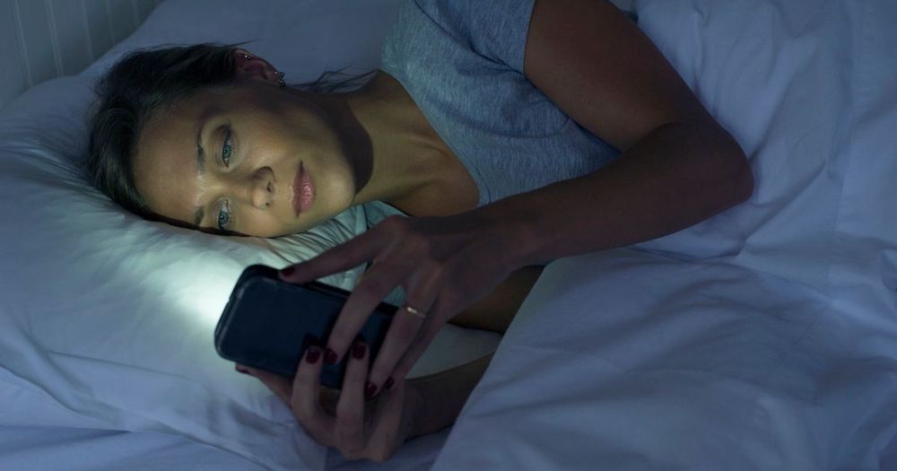 Woman-on-phone-in-bed